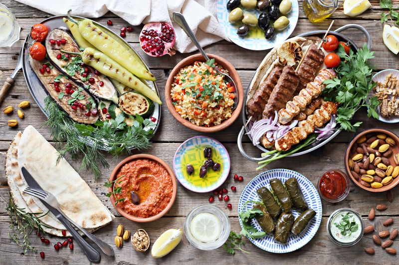 Fleischberge mit Gyros oder Souvlaki gelten zu Unrecht als Visitenkarte der griechischen Küche - denn Griechenland hat mit mediterranen, bodenständigen und vor allem auch gesunden Gerichten sehr wohl kulinarische Vielfalt zu bieten. Das erkennt man sofort an der Vielzahl an Vorspeisen, den Mezedes (Bild). Und dafür gibt es sogar eigene Restaurants: Mezedopoleía. 