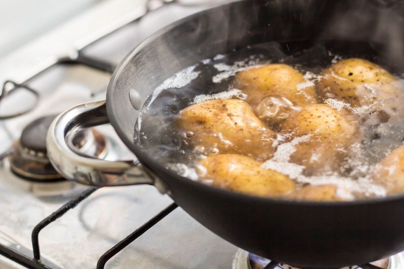 Kartoffeln zählen zu den Grundnahrungsmitteln und werden auch in Deutschland sehr gerne und oft gegessen. Nur dem Kartoffelwasser wird kaum Beachtung geschenkt. Obwohl man den stärkehaltigen Sud sehr gut als natürliches Putzmittel im Haushalt, als Bestandteil von DIY-Kosmetik sowie im Garten gegen Schädlinge einsetzen kann ...