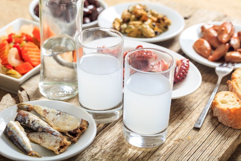 Ouzo ist das Nationalgetränk in Griechenland. Der Anisschnaps wird traditionell als Aperitif und oft zu Mezedes wie Oktopus, Käse und Oliven gereicht. Die Griechen trinken Ouzo oft auch mit Wasser oder Eiswürfeln. Seit dem 15. Jahrhundert ist das Getränk in der griechischen und auch türkischen Kultur sowie in der Volksmedizin verwurzelt. Viele gönnen sich auch einen Schuss Ouzo im Kaffee.