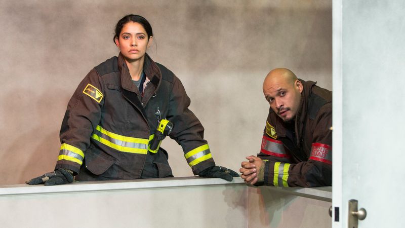 Als mutige Feuerwehrkräfte sind Stella Kidd (Miranda Rae Mayo) und Joe Cruz (Joe Minoso) stets dann zur Stelle, wenn es mal brenzlig wird.