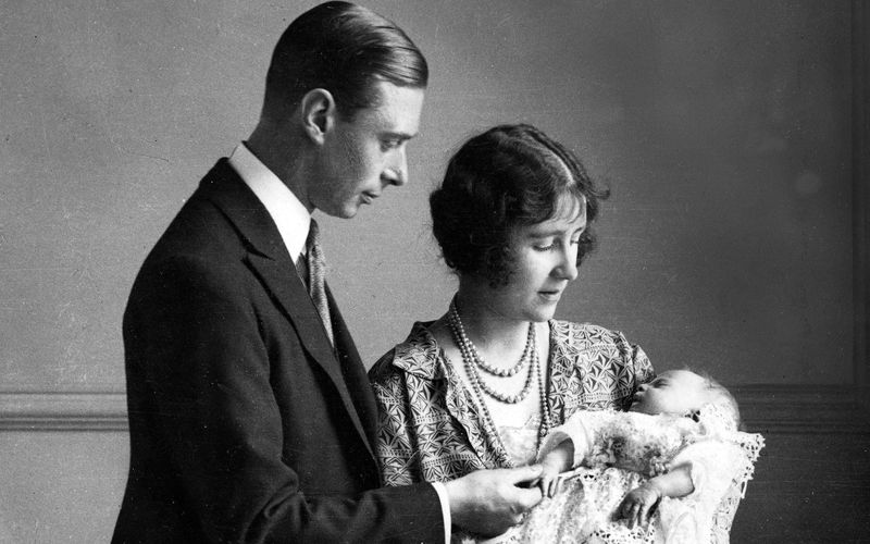 21. April 1926: Die erste Tochter des Herzogs und der Herzogin von York (später König George VI. und Queen Elizabeth, The Queen Mother) kommt zur Welt, sie trägt den Namen Elizabeth Alexandra Mary.