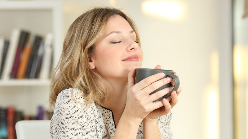 Wenn sie sich müde oder ausgelaugt fühlen, greifen viele Menschen quasi selbstverständlich zu der ein oder anderen Tasse Kaffee. Doch wussten Sie, dass es auch andere Lebensmittel gibt, die Ihrem Körper den nötigen Energieschub verpassen? Das Video verrät Ihnen, welche das sind.