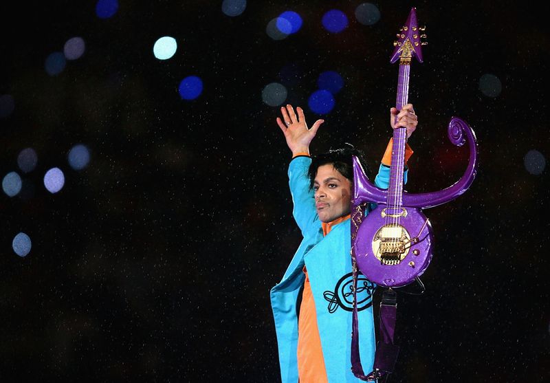 Prince bekommt eine eigene Straße gewidmet. Passend zu seiner Gitarre und seinem großen Hit "Purple Rain" soll das Straßenschild lila sein.