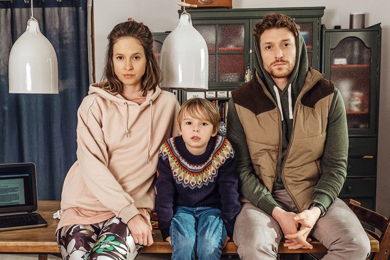 "Schlafschafe" mit Lisa Bitter und Daniel Donskoy - eine fix abgedrehte Miniserie, die dem Gebot "quick and dirty" folgt. Wird es Zeit, dass aktuelle Themen schneller zum Film oder zur Serie werden? In vielen sonstigen Produktionen wird so getan, als gäbe es gar keine Pandemie. 