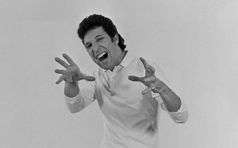 Tom Jones, 1964, kurz vor seinem ersten ganz großen Hit "It's Not Unusual". Wer Bilder wie diese sieht, der weiß, warum man ihn auch den "Tiger" nennt. Am 7. Juni feiert der Waliser seinen 85. Geburtstag. Könnte es einen besseren Anlass geben, um zurückzublicken auf einige seiner schillerndsten Momente? Tom Jones: eine Karriere in Bildern. 
