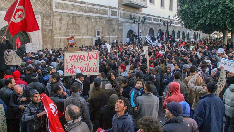 Mohamed Bouazizis Tod am 4. Januar 2011 lösten in Tunesien Proteste aus. Sie schwappten weit über das Land hinaus.