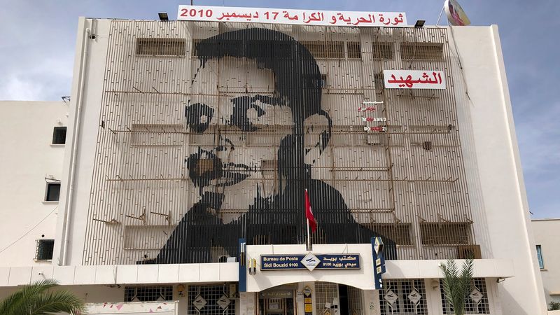Der Tod von Mohamed Bouazizi mündete in den Arabischen Frühling. Aus Protest gegen korrupte tunesische Behörden verbrannte sich der junge Gemüsehändler selbst.