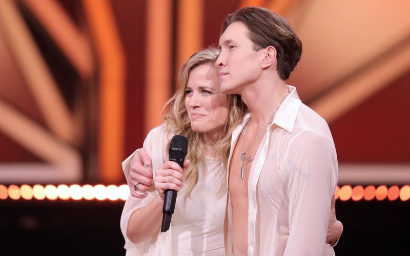 Für Sängerin Ilse DeLange und ihren Tanzpartner Evgeny Vinokurov ist die Reise aufgrund einer Fußverletzung vorbei.