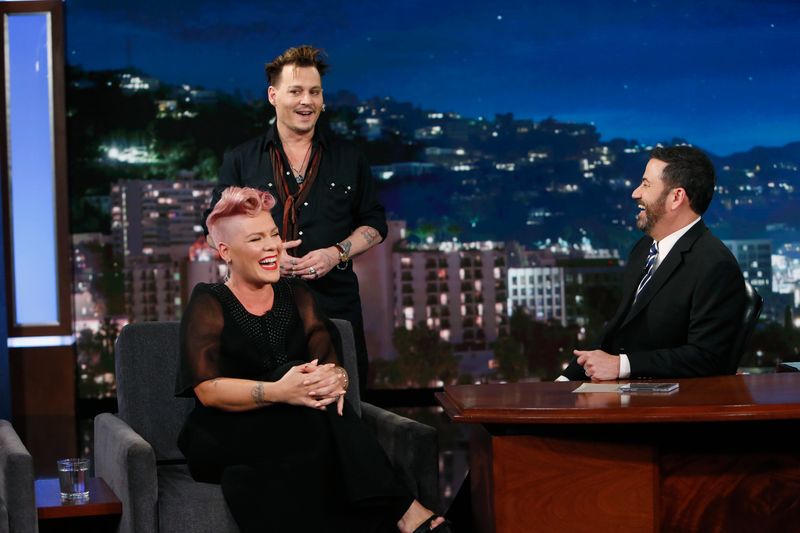 Auch wenn sie lachte, so richtig geheuer war es Popstar Pink nicht, als sie 2016 in der Talkshow von Jimmy Kimmel (rechts) von ihrem Idol Johnny Depp überrascht wurde: "Das war der schlimmste Tag meines Lebens", stöhnte sie, nachdem der "Fluch der Karibik"-Star die Bühne wieder verlassen hatte.
