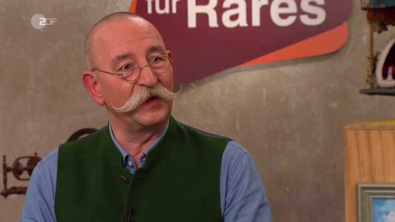 Verkäufer Daniel Wruß aus Lübbecke wollte in der Mittwochsausgabe der ZDF-Trödelshow "Bares für Rares" ein kleines Vermögen für seine Figur. Der Erlös sollte in jenen Garten fließen, in dem er die völlig überwucherte Statue auch entdeckt hatte: beim Fällen zweier Lebensbäume. Die Geschichte fand Horst Lichter schon mal "cool", doch was sagte die Expertin zum Wucher-Wunschpreis?