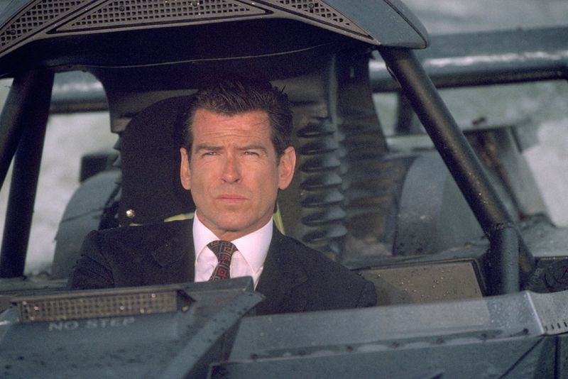In "Die Welt ist nicht genug" (1999) muss sich James Bond (Pierce Brosnan) mit dem gefühllosesten aller Bösewichte herumschlagen: Robert Carlyle, der als kahl geschorener Fiesling Renard den wohl eindrucksvollsten Bond-Kontrahenten seit Gert Fröbe in "Goldfinger" abgab. Der hat es auf die Ölmulti-Erbin Elektra King (Sophie Marceau) abgesehen, die allerdings ein doppeltes Spiel spielt.