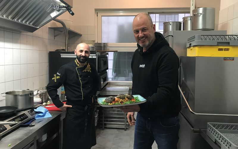 Kahraman Celik (links, in der Küche seines Lokals "KC Kitchen") fehlt das Konzept, Frank Rosin hilft. 