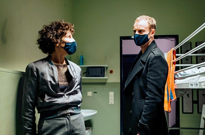 Endlich mal ein Pandemie-"Tatort": Die Berliner Kommissare Rubin (Meret Becker) und Karow (Mark Waschke) ermitteln in "Die dritte Haut" mit Maske. Der dokumentarisch angehauchte Krimi erzählt vom Verschwinden bezahlbaren Wohnraums in den Metropolen.