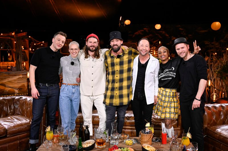 Der Star des Abends, Gentleman (Mitte), im Kreise seiner "Sing meinen Song"-Kollegen (von links): Joris, Stefanie Heinzmann, Ian Hooper, DJ BoBo, Nura und Johannes Oerding.