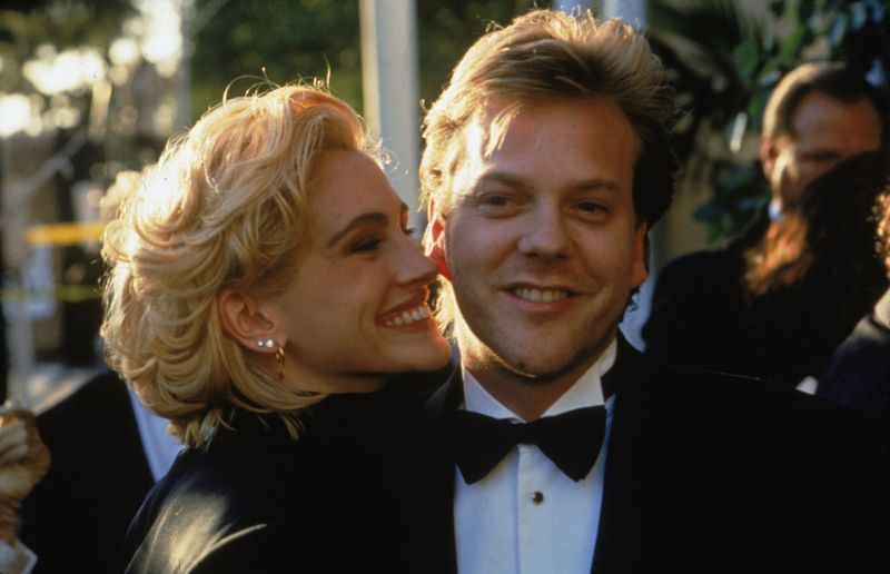 Julia Roberts und Kiefer Sutherland lernten sich am Set von "Flatliners" kennen und galten bald danach als absolutes Traumpaar. Eine geplante Hochzeit sagte der "Pretty Woman"-Star 1991 zwei Tage vor dem Termin ab, was Sutherland ihr aber längst verziehen hat: Roberts sei mutig und nur realistisch gewesen, meinte er 2016 gegenüber dem "People"-Magazin. 