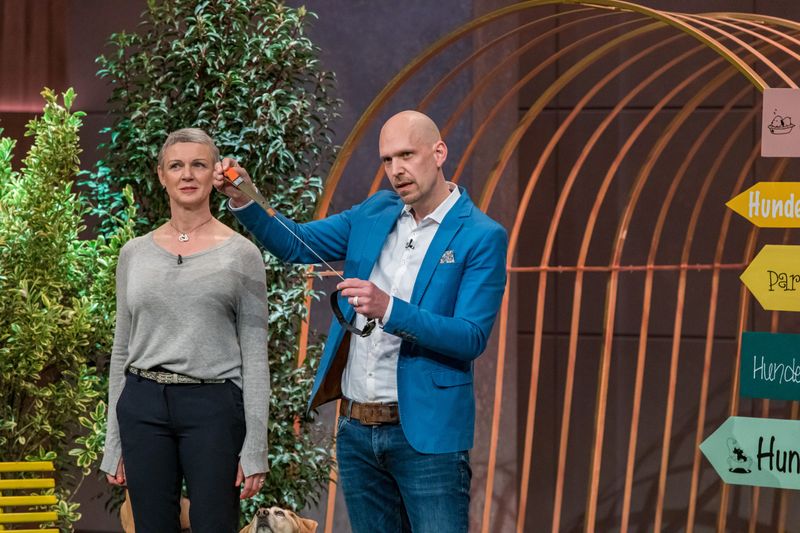 Tolles Paar, tolles Produkt: Walburga und Reto Falkenberg überzeugten die "Löwen" mit ihr Kombination aus Hundehalsband und Leine. Für ihr Unternehmen "WowWow" erhalten sie 150.000 Euro. Sie geben dafür 30 Prozent der Anteile an Dagmar Wöhrl und Nils Glagau ab.