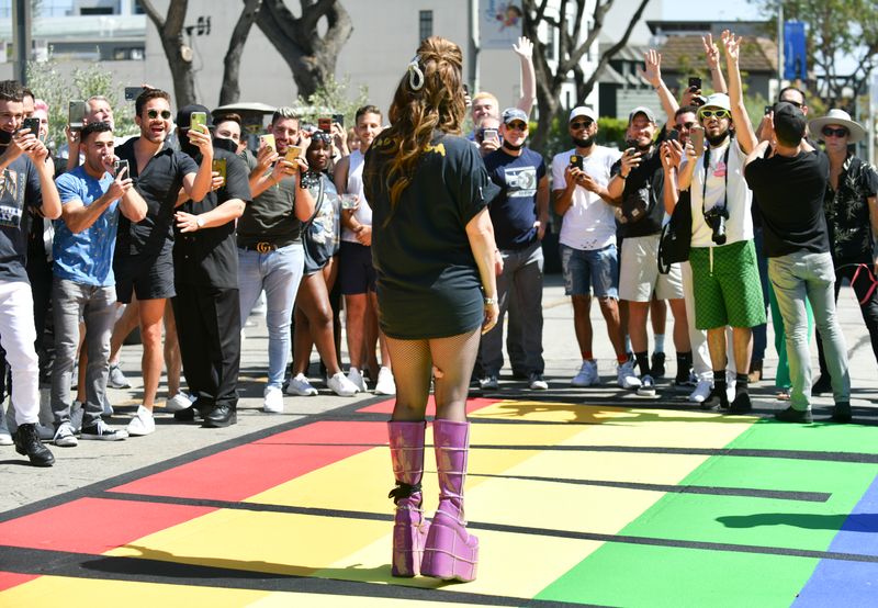 Sechs Feature-Gäste, welche die LGBTQ-Community repräsentieren sollen, hat sich Lady Gaga auf die Neuauflage ihres Albums geholt.