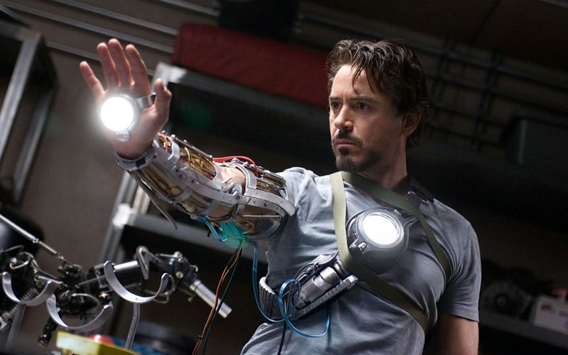 Tony Stark (Robert Downey Jr.) will den Schaden, den seine Waffen angerichtet haben, wiedergutmachen. Deshalb baut er eine verbesserte Version seiner Rüstung, um als "Iron Man" die Welt vor einer Katastrophe zu retten... 