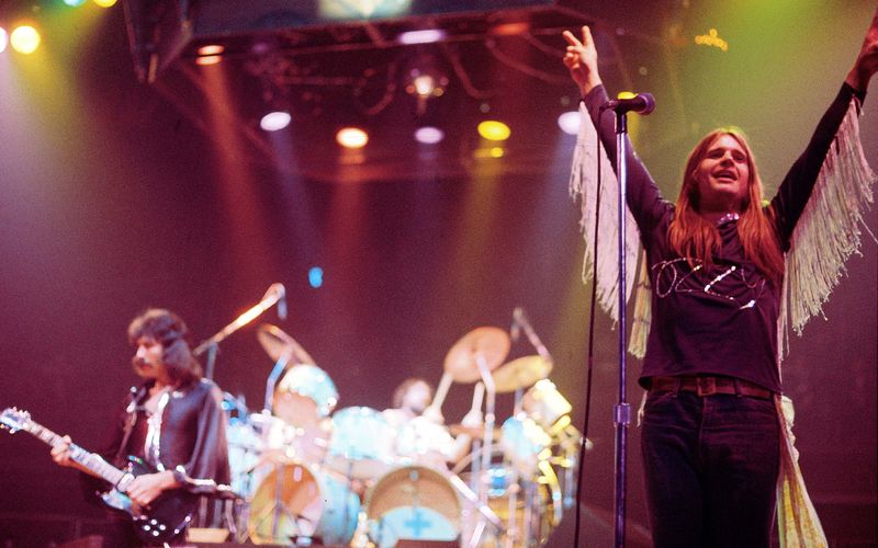 Ozzy! Ozzy! Ozzy! Noch vor seiner Zeit als Prince of Darkness wurde Ozzy Osbourne (rechts) mit Black Sabbath zur Kultfigur, und das lag eben nicht nur an ihm selbst, sondern auch an der fantastischen Band, in der er sang. Black Sabbath spielten Heavy Metal, als es das Genre noch gar nicht gab, und gelten heute noch als Vorbilder für viele Nachwuchs-Headbanger.