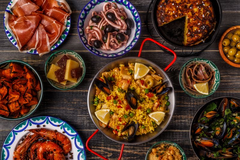 Paella oder Kartoffel-Tortilla kennt man als typische Nationalgerichte aus Spanien. Doch die mediterrane Küche hat einiges mehr zu bieten: Fisch und Meeresfrüchte mit Gemüse, Lamm und Hülsenfrüchte in Salaten und Eintöpfen sowie Tapas und leckere Süßspeisen wie Crema Catalana, Mandelkuchen aus Santiago oder knusprig gebratene Churros vom Straßenstand. So schmeckt Spanien ...