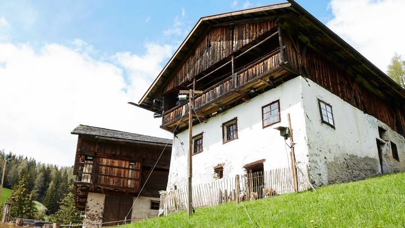 Diese Berghütte auf 1.680 Metern Höhe wird bei "Die Alm - Promischweiß & Edelweiß" vorübergehend das Zuhause von zehn Promis.