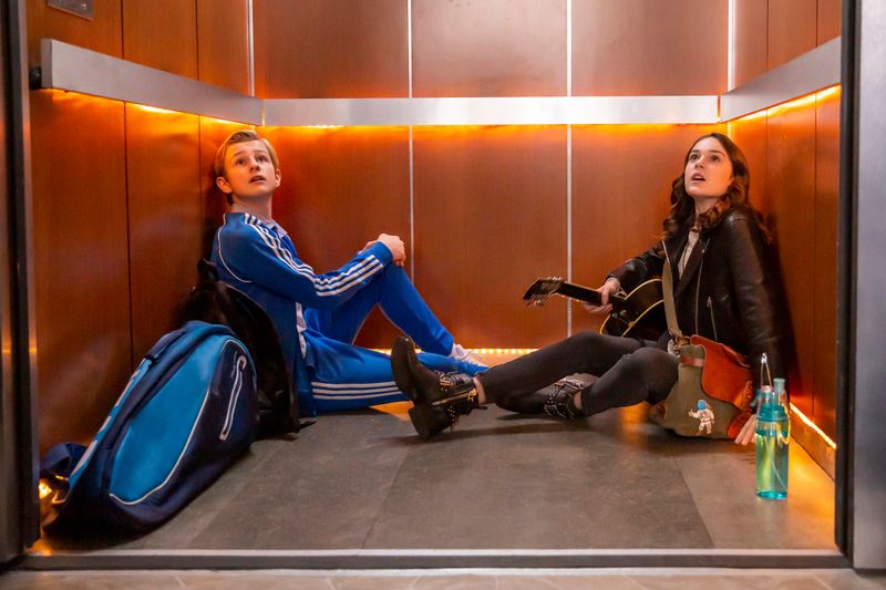 Max (Callum Seagram Airlie) und Zoe (Sarah Giles) stecken im Fahrstuhl fest. Ob sie sich nun endlich besser kennenlernen?