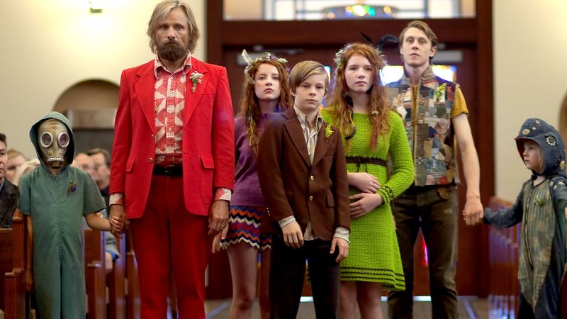 Viggo Mortensen (im roten Anzug) überzeugte auch die Academy in "Captain Fantastic".