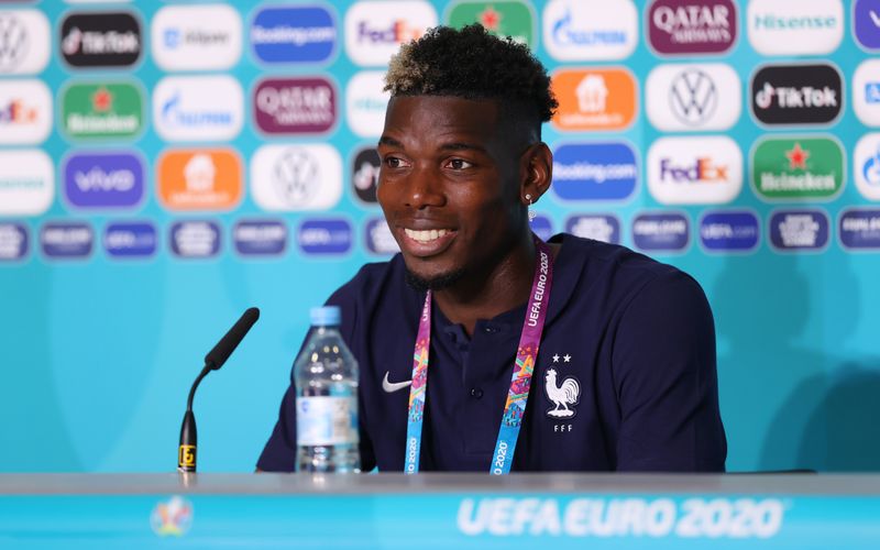 Bei einer Pressekonferenz am Dienstag entfernte Paul Pogba eine Bierflasche eines EM-Sponsors aus dem Bild.