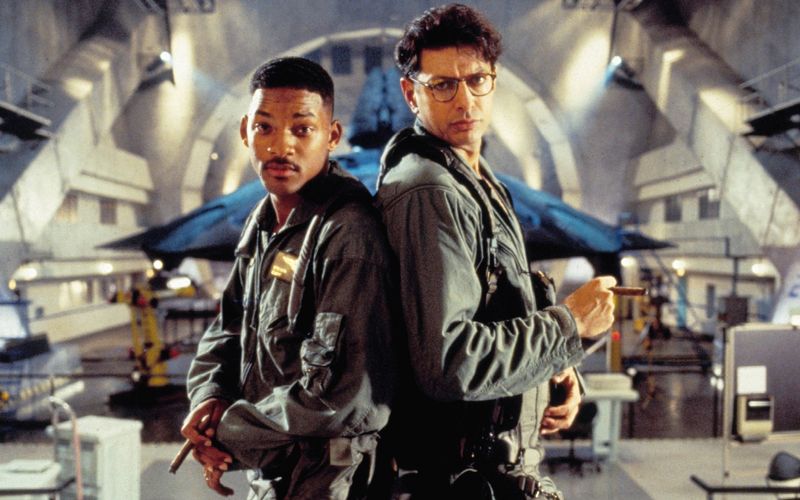1996 schlug die Erde zurück: In Roland Emmerichs Sci-Fi-Klassiker "Independence Day" (2. März, 20.15 Uhr, SAT.1) nehmen es der Pilot Steve Hiller (Will Smith, links) und der Wissenschaftler David Levinson (Jeff Goldblum) mit einer außerirdischen Bedrohung auf. Was die Stars des Actionkrachers heute machen, zeigt die Galerie ...