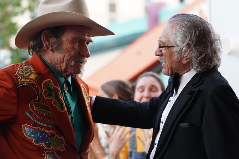 Hollywood-Produzent Max (Robert De Niro, rechts) hat einen Plan, um an Geld zu kommen: Der Star seines nächsten Films, der Westernhaudegen Duke Montana (Tommy Lee Jones), soll beim Dreh ums Leben kommen, damit er dessen Versicherungssumme einstreichen kann.