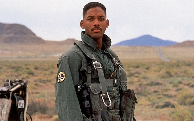 Er kämpft an vorderster Front gegen die Aliens: Steve Hiller (Will Smith) ist ein risikofreudiger Pilot, der zunächst von den Jagdschiffen der Außerirdischen abgeschossen wird, aber einen ihrer Piloten gefangen nehmen kann. Achtung Spoiler: Dank Steves Heldenleistung endet der Krieg der Welten zugunsten der Erde: Er platziert am Ende die Atombombe, die das Alien-Mutterschiff zerstören wird.