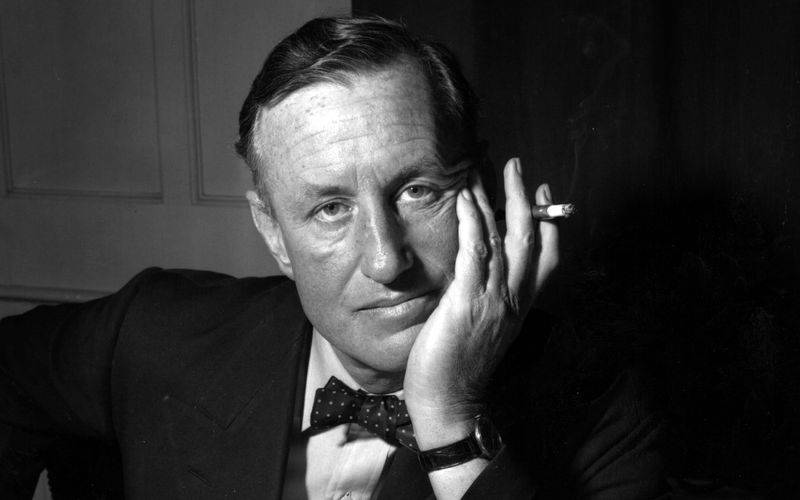 Er hat's erfunden: Ian Fleming, Spion und Schriftsteller, ist der Vater von James Bond. Während des Zweiten Weltkriegs nahm der Londoner an mehreren Operationen teil, die ihn später zu den Bond-Romanen inspirierten. Im Jahr 1952 erblickte 007 erstmals das Licht der Welt, im Spionageroman "Casino Royale". Elf weitere Romane sowie mehrere Kurzgeschichten folgten.