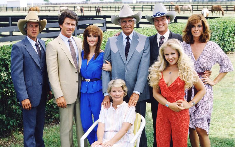 In den USA startete "Dallas" bereits 1978, am 30. Juni 1981, feierte die Soap auch in Deutschland ihre TV-Premiere: Schnell avancierte die Serie, die von den Intrigen, Skandalen und Affären der Ölmagnaten-Familie Ewing erzählte, weltweit zu einer der populärsten TV-Formate der 80er-Jahre. Was aus den Darstellern nach dem Ende der Serie 1991 wurde, zeigt die Galerie ...