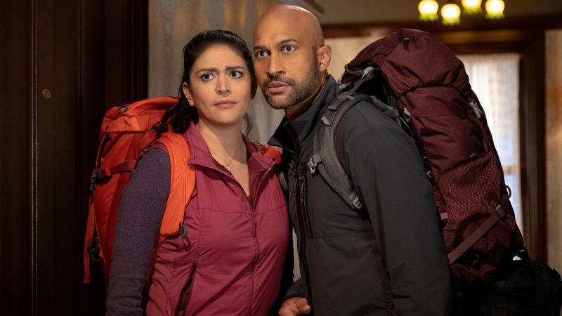 Bei einem Backpacking-Trip landen Melissa (Cecily Strong) und Josh (Keegan-Michael Key) in einer ungewöhnlichen Stadt.