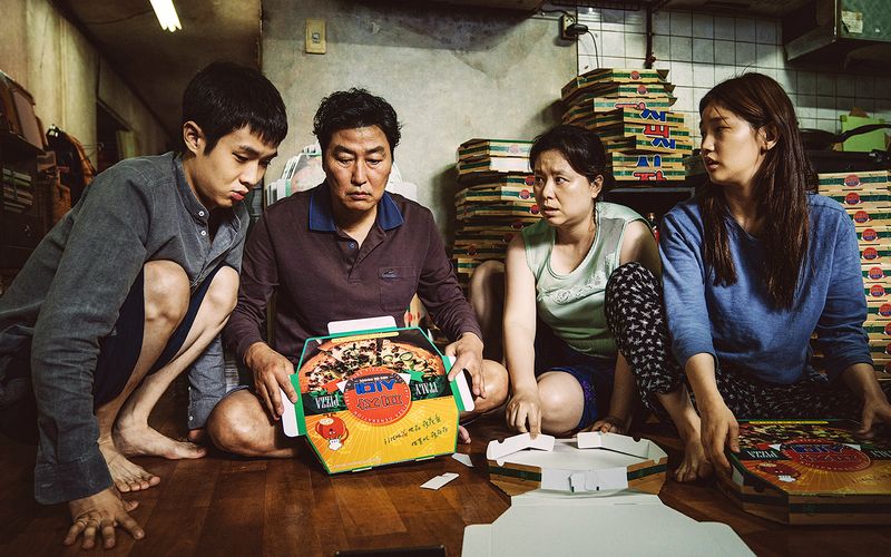 Die arbeitslose Familie Kim (von links: Choi Woo-shik, Song Kang-ho, Jang Hye-jin, Park So-dam) kommt gerade so über die Runden.