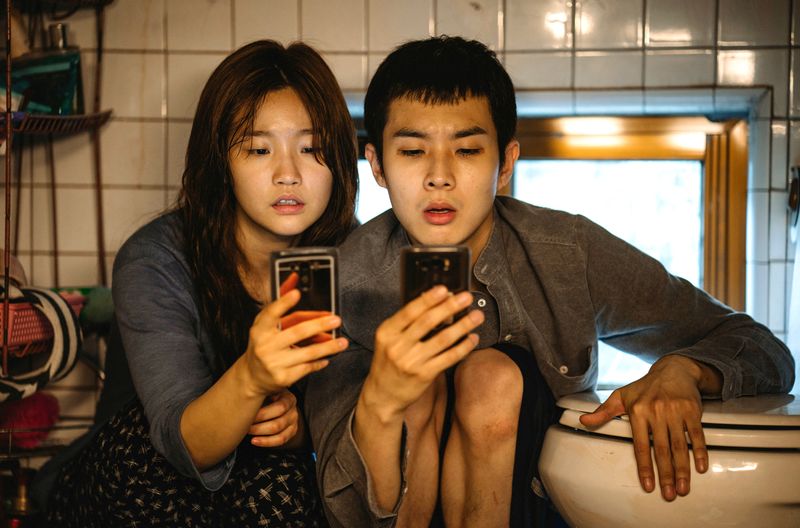 Für kostenloses Internet kriechen Ki-jung (Park So-dam) und ihr Bruder Ki-woo (Choi Woo-shik) in die entlegensten Ecken ihrer Behausung.