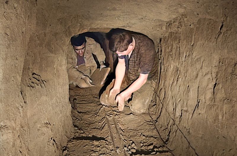 Sie schufen den "Tunnel der Freiheit": Joachim Rudolph ("Der Kleine", rechts) und Luigi Spina (Mimo) beim Graben.