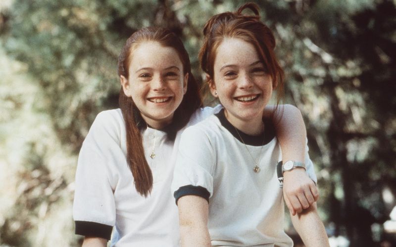 Mit süßen elf Jahren debütierte Lindsay Lohan in einer Doppelrolle in Disneys "Ein Zwilling kommt selten allein" - der US-amerikanischen Neuverfilmung von "Das doppelte Lottchen" - auf der Kinoleinwand. 