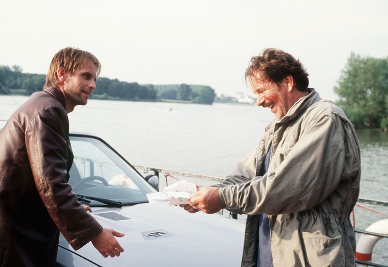Schimanski (Götz George, rechts) lässt sich von dem Polizisten Hunger (Julian Weigand) auf besondere Weise zu einem Einsatz verführen.