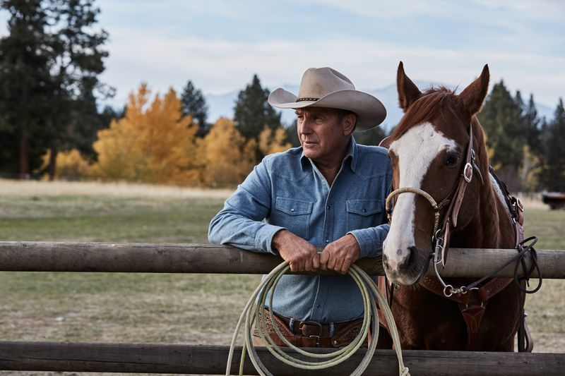 Mit ihm fing es an: John Dutton (Kevin Costner) besitzt die größte noch existierende Rinderfarm in den USA. Doch der Besitz sorgt regelmäßig für Ärger. Seit fünf Staffeln werden Kevin Costner und Serienmacher Taylor Sheridan mit Lob, Kritik und überragenden Einschaltquoten für "Yellowstone" überhäuft. Mittlerweile gibt es mehrere Spin-off-Serien.