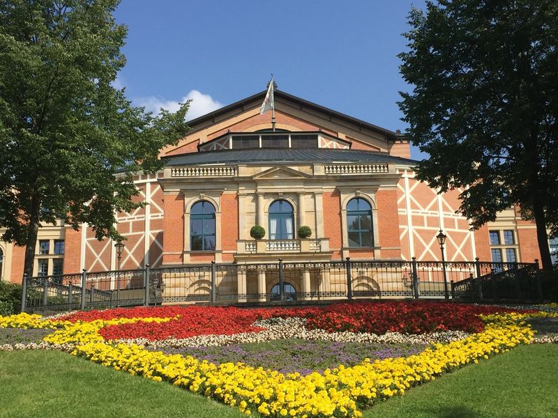 Nach dem pandemiebedingten Ausfall 2020 finden die Bayreuther Festspiele 2021 (ab 25.07.) unter besonderen Hygienebedingungen wieder statt. Als Eröffnungspremiere steht Wagners "Der fliegende Holländer" auf dem Spielplan. Die Aufführung wird von 3sat am 31.07. übertragen.