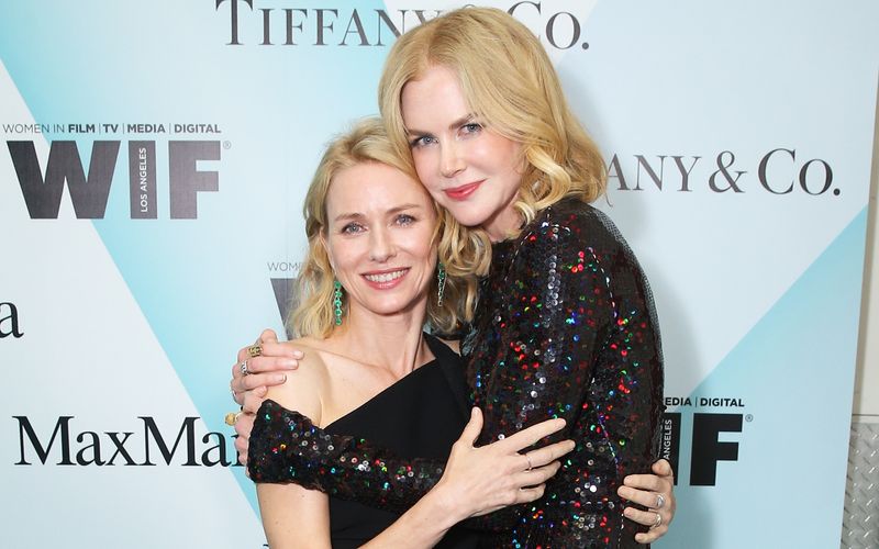 Hätten Sie es gewusst? Naomi Watts (links) und Nicole Kidman umarmen sich nicht (nur) für die Fotografn, sondern sind tatsächlich seit ihrer Jugend miteinander befreundet. Die beiden australischen Schauspielerinnen gingen einst auf dieselbe Schule - wie auch diese teils überraschenden Paare  ...