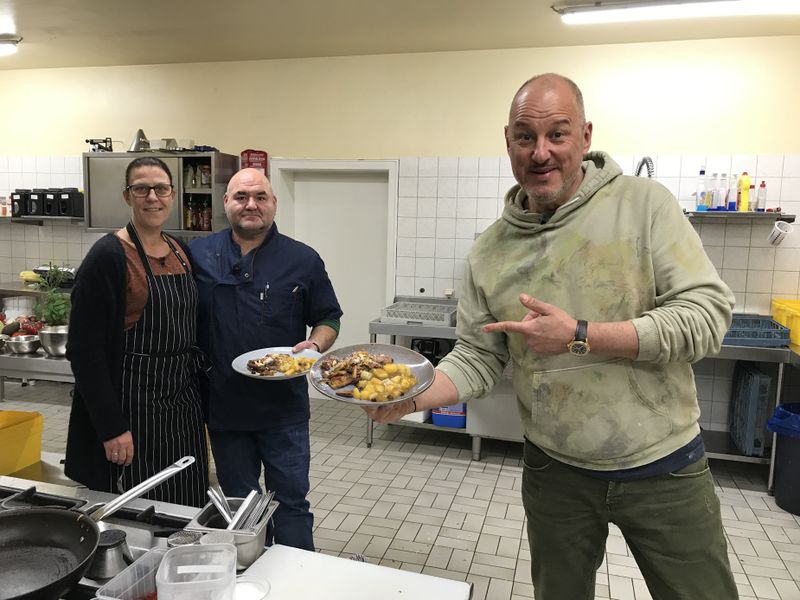 Der Meister hilft selbst aus: Frank Rosin (rechts) liebt es, in den Problemküchen einfache Gerichte originell zu verfeinern.