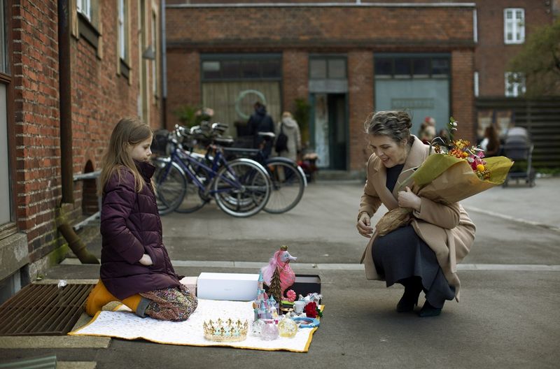 Louises Tochter Marie (Viola Martinsen) veranstaltet einen kleinen Flohmarkt und verkauft ihre Spielsachen, um ihrer Mutter die Geldsorgen abzunehmen. Dabei trifft sie auf Elisabeths Frau Stina (Lotte Andersen).