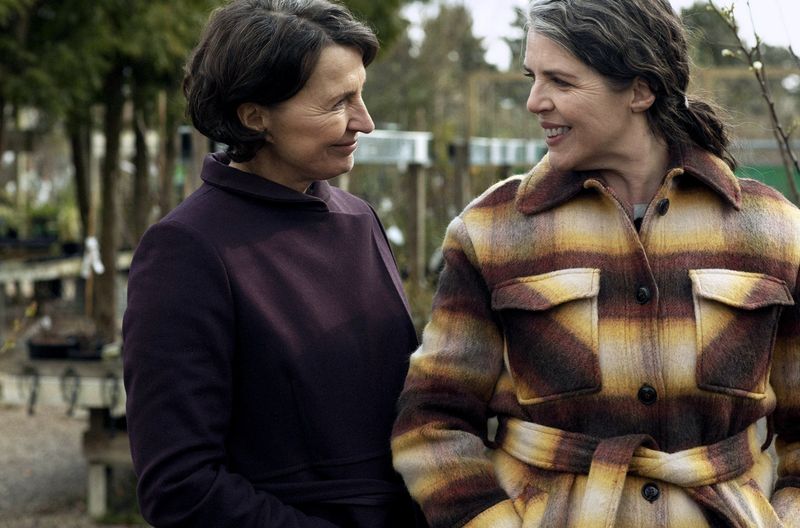 Stina (Lotte Andersen, recht) freut sich auf den gemeinsamen Ruhestand mit ihrer Lebenspartnerin Elisabeth (Karen-Lise Mynster), der dänischen Justizministerin.