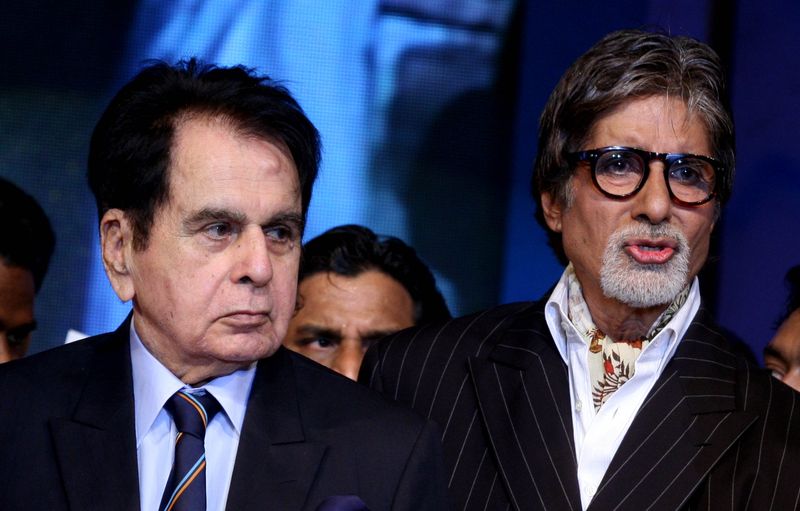 Zahlreiche Stars des indischen Kinos, so auch Amitabh Bachchan (rechts), nahmen Abschied von Dilip Kumar.