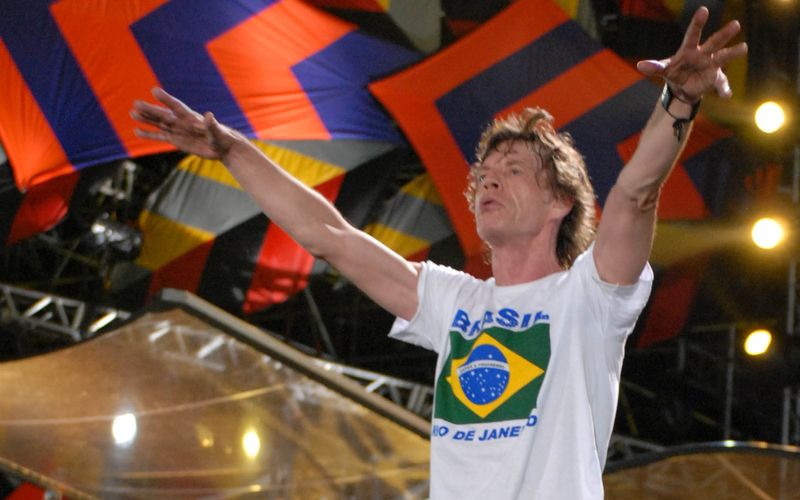 In Corona-Zeiten nicht mehr vorstellbar: Am 18. Februar 2006 spielten Mick Jagger (Bild) und seine Rolling Stones an der Copacabana in Rid de Janiero. Geschätzt 1,5 Millionen Zuschauer sahen den Auftritt im Rahmen ihrer "A Bigger Bang"-Tour damals, es war eines der größten Live-Konzerte aller Zeiten. Welche legendären Künstler ebenfalls ein Millionenpublikum anzogen, zeigt die Galerie ...