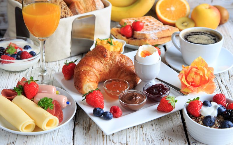 Nach dem Aufstehen ist für viele Croissant, Kaffee und Co. unverzichtbar. Doch nicht jedes Lebensmittel ist geeignet, um ohne Unterlage gegessen oder getrunken zu werden. Erfahren Sie in unserer Galerie, auf was Sie morgens lieber verzichten sollten und was Sie stattdessen bedenkenlos genießen können.