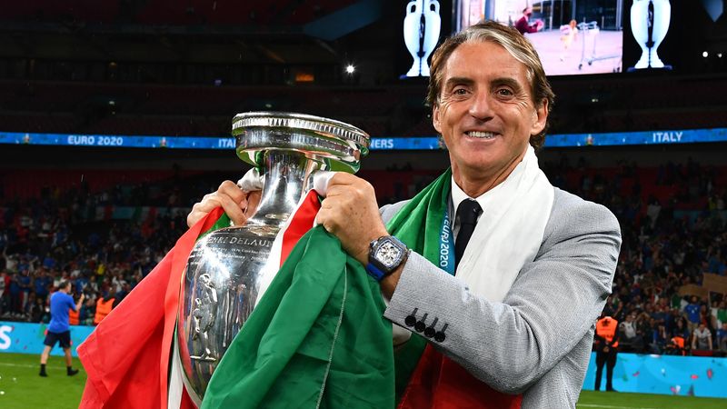 Mit dem EM-Pokal in der Hand kam Roberto Mancini nach dem gewonnenen Endspiel gar nicht mehr aus dem Strahlen heraus.
