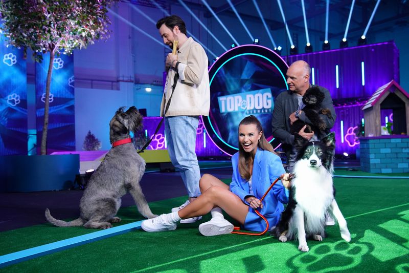 Dass "Top Dog Germany - Der beste Hund Deutschlands" eine Art "Ninja Warrior" für Vierbeiner ist, darauf weist bereits das altbekannte bekannte Moderationsteam hin: Jan Köppen (links), Laura Wontorra und Frank "Buschi" Buschmann führen durch die neue RTL-Show, in der sich höchst unterschiedliche Hund-Herrchen/Frauchen-Duos bewähren müssen.